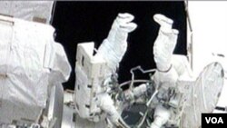 Dua astronot Amerika: Garrett Reisman (kiri) dan Stephen Bowen saat melakukan spacewalk di stasiun antariksa internasional, 17 Mei 2010.