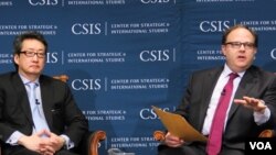 시드니 사일러 미국 백악관 국가안보회의(NSC) 한반도 담당 보좌관(오른쪽)이 21일 미 전략국제문제연구소(CSIS)에서 열린 행사에서 빅터 차 전 보좌관의 질문에 답변하고 있다. 