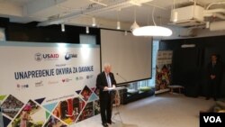 Ambasador SAD u Srbiji Kajl Skot na otvaranju Festivala filantropije, u Unikredit banci u Beogradu, 24. oktobra 2018. (VOA)