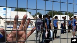 Beberapa orang migran dari Suriah terlihat antri setibanya di kemah pengungsi di desa Pyrgos, distrik Paphos untuk Kokkinotrimithia, di luat ibukota Nicosia, Siprus, 7 September 2016. (Foto: dok).