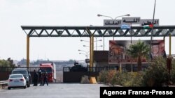 Vozila ulaze u Siriju kroz granični prelaz Nasib-Džaber na dan njegovog ponovnog otvaranja, 29. septembra 2021, nakon dvomesečnog zatvaranja zbog borbi u Siriji.