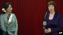 Pemimpin pro-demokrasi Burma, Aung San Suu Kyi (kiri) dan Kepala kebijakan Uni Eropa, Catherine Ashton, dalam konferensi pers bersama di Yangon (Rangun), Burma (28/4).