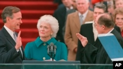 بیس جنوری 1989ء کو لی گئی تصویر جس میں جارج ایچ ڈبلیو بش امریکہ کے 41 ویں صدر کا حلف اٹھا رہے ہیں۔ ان کی اہلیہ باربرا بش بھی موجود ہیں۔ (فائل فوٹو)