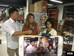 អ្នកស្រី Jodie DeJonge និពន្ធនាយក​នៃ​កាសែត​ The Cambodia Daily ផ្តល់​បទសម្ភាសន៍ជាមួយ VOA តាមរយៈការផ្សាយផ្ទាល់ Facebook នា​ថ្ងៃធ្វើការ​ចុងក្រោយ​នៃ​កាសែត​ The Cambodia Daily ក្រោយ​ប្រតិបត្តិការ​បោះពុម្ភផ្សាយ​អស់​រយៈពេល​ ២៤ឆ្នាំ​និង​១៥ថ្ងៃ​ តាំងពី​ឆ្នាំ១៩៩៣​។