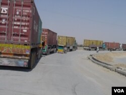 A long line of trucks, many with perishable goods, has been stuck at the border for day, Aug. 24, 2016. (A. Khan/VOA)