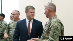 美国陆军部长麦卡锡2019年8月13日访问陆军特种作战中心（美国陆军照片）