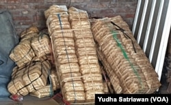 Besek dari anyaman bambu pesanan konsumen menumpuk di salah satu pusat penjualan dan jasa penyembelihan hewan kurban di Solo, Jumat, 9 Agustus 2019. (Foto: Yudha Satriawan/VOA)