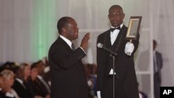 Le président sortant ivoirien réélu, Alassane Ouattara, prête serment au Palais présidentiel d'Abidjan, 3 novembre 2015. (AP Photo/Sevi Herve Gbekide)