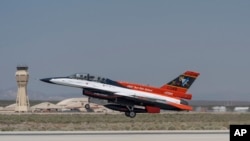 资料照片：人工智能驾驶的美国空军F-16战斗机在加利福尼亚州爱德华兹空军基地起飞。（2024年5月2日）