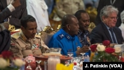Komandan Milisi Mohamed Hamdan Hemeti Dagolo (kiri, menggunakan seragam khaki) menikmati makanan berbuka puasa bersama Perwakilan AS Steven Koutsis (ujung kanan, berjas) di Khartoum Sudan, 18 Mei 2019.