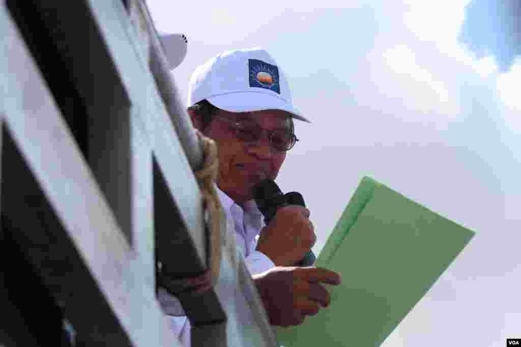 លោក កឹម សុខា​ ប្រធាន​គណបក្ស​សង្គ្រោះជាតិ​នៅក្នុង​ការដង្ហែក្បួន​ឃោសនា​ថ្ងៃ​​ចុងក្រោយ​​ ក្នុង​រាជធានី​ភ្នំពេញ​ ថ្ងៃទី២ ​ខែ​មិថុនា​ ឆ្នាំ​២០១៧។ (ហ៊ាន សុជាតា/VOA)