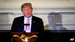 Presiden AS, Donald Trump, berbicara dalam acara makan malam memperingati Hari Doa Nasional di Ruang Makan Kenegaraan di Gedung Putih, Washington, Rabu, 1 Mei 2019 (foto: AP Photo/Manuel Balce Ceneta)