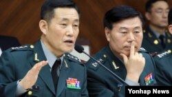 한국 군 합동참모본부의 신원식 작전본부장(왼쪽)이 13일 서울 용산구 국방부에서 열린 국회 국방위원회의 국정감사에서 대북 전단 살포에 대한 대응과 관련해 답변하고 있다. 오른쪽은 조보근 국방정보본부장.