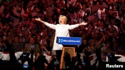 Hillary Clinton da magoya bayanta yayinda ta lashe zaben fidda gwani.