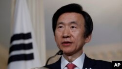 윤병세 한국 외교장관이 19일 워싱턴에서 존 케리 미국 국무장관과 함께 가진 공동기자회견에서 발언하고 있다.