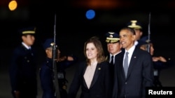 Presiden Barack Obama disambut oleh Wapres Kedua Peru, Mercedes Araoz setibanya di Lima, Peru untuk menghadiri KTT APEC 2016, 18 November 2016 (REUTERS/Guadalupe Pardo)
