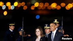 ប្រធានាធិបតី​ Barack Obama កំពុង​ត្រូវ​បាន​ជូន​ដំណើរ​ដោយ​អ្នកស្រី​អនុប្រធានាធិបតី​ទី​២ នៃ​ប្រទេស​ប៉េរូ Mercedes Araoz នៅពេល​ដែល​លោក​បាន​មក​ដល់​កិច្ច​ប្រជុំ​កំពូល​អាស៊ី​ប៉ាស៊ី​ហ្វិក​២០១៦ទីក្រុង​លីម៉ា​ប្រទេស​ប៉េរូ​កាល​ពី​ថ្ងៃទី​១៨ វិច្ឆិកា​ ២០១៦។