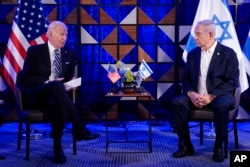 Presiden Joe Biden berbicara saat bertemu dengan Perdana Menteri Israel Benjamin Netanyahu, Rabu, 18 Oktober 2023, di Tel Aviv. (Foto: AP)