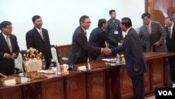 លោក សម រង្ស៊ី (ឆ្វេង) និង​លោក ហ៊ុន សែន ចាប់​រលាក់​ដៃ​គ្នា នៅ​មុន​កិច្ចប្រជុំ​កំពូល​លើក​ទីពីរ​របស់​អស់​លោក នៅ​ក្រោយ​ការបោះឆ្នោត​ជាតិ។