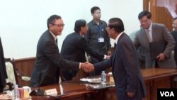 មេដឹកនាំ​គណបក្ស​សង្គ្រោះ​ជាតិ និង​មេដឹកនាំ​គណបក្ស​ប្រជាជន បាន​​ជួប​​ប្រជុំ​​គ្នា​​ផ្ទួនៗ​​ចំនួន​​ពីរ​​ដង​​នៅ​​សប្តាហ៍​ទី​បី នៃ​ខែ​កញ្ញា​នេះ​ តែ​មិន​​អាច​​​ទំលុះ​ទម្លាយ​ភាព​ទាល់​ច្រក​បាន ដោយ​គណបក្ស​ទាំងពីរ​ប្រកាន់​​ជំហរ​​រឹង​ត្អឹង​រៀងៗ​​ខ្លួន។ 