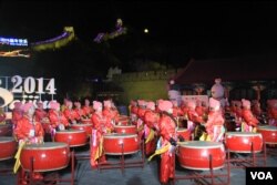 女鼓手身穿中国民族服装参加八达岭长城举行迎接新年活动（美国之音东方拍摄）