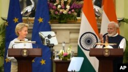 نرندرا مودی، صدراعظم هند (راست) و اورسولا فون در لاین، رییس اتحادیه اروپا