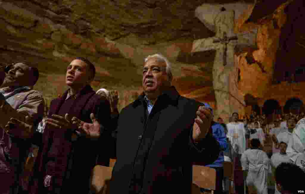 In the Coptic tradition, men and women worship separately. (Hamada Elrasam/VOA) 