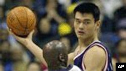 La Star de la NBA Yao Ming aujourd'hui à la retraite. 