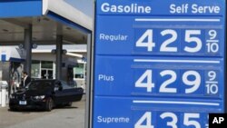 ស្ថានីយ៍​ប្រេង​ឥន្ធនៈ​​​មួយ​នៅ​ទី​ក្រុង​សាន់​ហ្វ្រាន់ស៊ីស្កូ សហរដ្ឋ​អាមេរិក បង្ហាញ​នូវ​តម្លៃ​ប្រេងសាំង​ដែល​កាន់​តែ​ឡើង​ថ្លៃ កាល​ពី​ថ្ងៃ​ទី​០៤​ខែ​មិនា​ឆ្នាំ​២០១១។