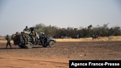 Un détachement d'éléments des forces spéciales anti-jihadistes patrouille le 6 novembre 2021 dans la région de Tillaberi (ouest du Niger).