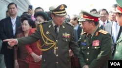 រូប​ឯកសារ៖ លោក​នាយករដ្ឋមន្រ្តី​ ហ៊ុន សែន និង​ភរិយា និយាយ​ជាមួយ​រដ្ឋមន្រ្តី​ក្រសួង​ការពារ​ជាតិ​ឡាវ​បន្ទាប់​ពី​បន្ទាប់​ពី​កាត់​ខ្សែ​បូរ​រួច​ក្នុង​ទិវា​នយោបាយ​ឈ្នះៗ​និង​សម្ពោធ​វិមាន​ឈ្នះ ឈ្នះ​កាលពី​ព្រឹក​ថ្ងៃទី​២៩ ខែធ្នូ ឆ្នាំ២០១៨ ក្នុង​រាជធានី​ភ្នំពេញ។ (ទុំ ម្លិះ/VOA) 