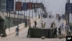 អ្នក​គាំទ្រ​អតីត​នាយករដ្ឋមន្ត្រី​ប៉ាគីស្ថាន​លោក Imran Khan វាយកម្ទេច​រថយន្ត​ប៉ូលិស​នៅ​ទី​ក្រុង Peshawar ប្រទេស​ប៉ាគីស្ថាន កាល​ពី​ថ្ងៃ​ទី​១០ ខែ​ឧសភា ឆ្នាំ​២០២៣ ​ក្នុង​អំឡុង​បាតុកម្ម​មួយ​ប្រឆាំង​នឹង​ការ​ចាប់​ខ្លួន​មេដឹកនាំ​របស់​ពួក​គេ។