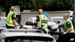 Ekipe hitne pomoći odvoze povređene u napadima na džamije u Krajstčrču