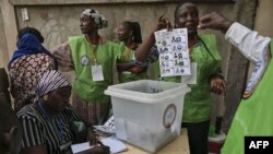 L'assemblée devait être renouvelée en 2015 mais le scrutin a connu plusieurs reports en raison de la menace djihadiste, de difficultés financières et de l'épidémie de coronavirus.