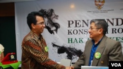 Ketua Komnas HAM Ifdal Kasim (kiri) dan Staf Menteri Kesehatan bidang Politik kebijakan Kesehatan Bambang Sulistomo dalam acara serah terima naskah akademik Rancangan Undang-undang tentang pengesahan kerangka kerja konvensi pengendalian tembakau (28/9). 