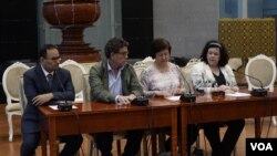 AQSh Xavfsizlik Kengashi prezidenti Gustavo Meza-Kuadra (o'ngda), Quvaytning BMTdagi elchisi Mansur Ayyad Alotoibiy (o'ngdan ikkinchi) Britaniyaning BMTdagi elchisi Karen Pirs (chapdan ikkinchi) 