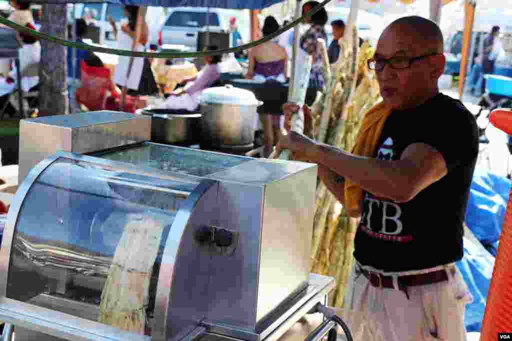 អ្នក​លក់​ទឹក​អំពៅ​លក់​ដាច់​ខ្លាំង​ណាស់។ (ចាប ចិត្រា/VOA)