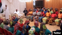 دختران آزاد شده روز یکشبنه به ابوجه، پایتخت نایجریا، انتقال یافتند و محمدو بهاری، رئیس جمهور نایجریا، با آنان دیدار کرد