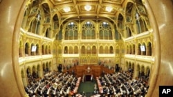 General view of the upper chamber of the Hungarian Parliament building while US Secretary of State Hillary Clinton, rear center, delivers her speech during the inauguration of the Tom Lantos Institute in Budapest, Hungary. (File photo - June 30, 2011)