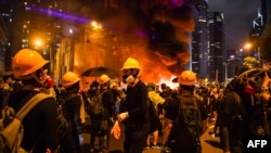 香港抗议者在湾仔点燃一处路障。(2019年8月31日)