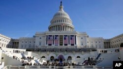 د امریکا د کانگرس د استازو مجلس غړي جان لویس ویلي دي چې ټرمپ د یو "مشروع جمهور رئیس" په توگه نه گڼي