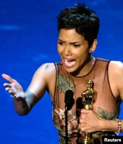 Reaksi Halle Berry saat memenangkan Piala Oscar untuk Aktris Terbaik pada Penghargaan Academy Awards ke-74, di Hollywood, 24 Maret 2002.