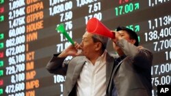 Filipino traders blow horns during the last trading day of the year at the Philippine Stock Exchange in the financial district of Makati, south of Manila, Philippines, Dec. 29, 2016. 