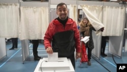 Başkan Trump’ın ABD’ye dahil etmek istediği maden zengini Grönland’da halk, milletvekili seçimleri için sandık başında. 