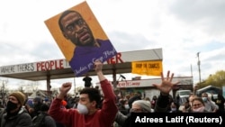 Des personnes réagissent après le verdict du procès de l'ancien policier de Minneapolis, Derek Chauvin, reconnu coupable de la mort de George Floyd, sur la place George Floyd à Minneapolis, Minnesota, États-Unis, le 20 avril 2021.