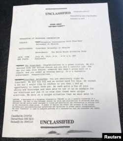 도널드 트럼프 미국 대통령을 겨냥한 의회의 ‘탄핵 조사’가 시작된 가운데, 트럼프 대통령과 볼로디미르 젤렌스키 우크라이나 대통령이 주고받은 통화 녹취록이 25일 공개됐다.