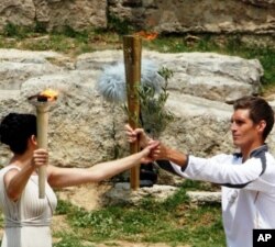 Gretsiyadagi ko'hna Olimpiya maydonida 2012-yilgi London Olimpiadasi uchun mash'ala yoqilmoqda.