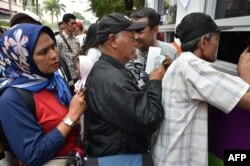 Para calon penonton antre membeli tiket menonton pertandingan berbagai cabang olahraga Asian Games 2018 di Senayan, Jakarta, 21 Agustus 2018.