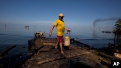 Nelayan Venezuela mencari ikan untuk ditukar dengan beras (foto: dok).