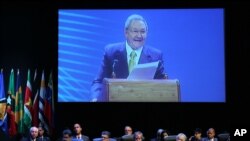 Presiden Kuba, Raul Castro memberikan pidato pada pembukaan KTT negara-negara Amerika Latin dan Karibia di Havana, Selasa (28/1).

